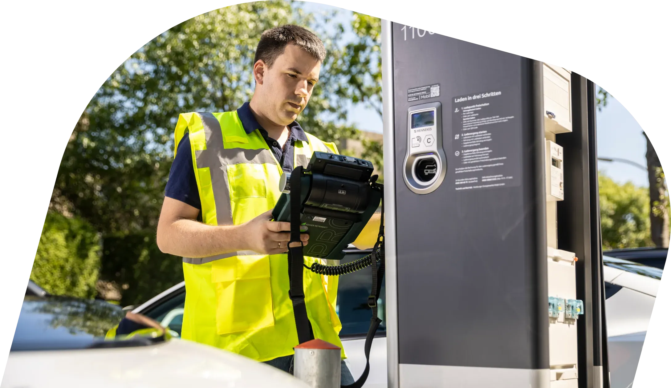 Mitarbeiter in Warnweste steht an einer öffentlichen Ladesäule, bedient ein Prüf- oder Servicegerät am angeschlossenen Elektroauto; daneben Text „Du möchtest Hamburgs Energiewende mitgestalten und suchst einen Job mit Sinn?“ und Button „Mehr erfahren“.