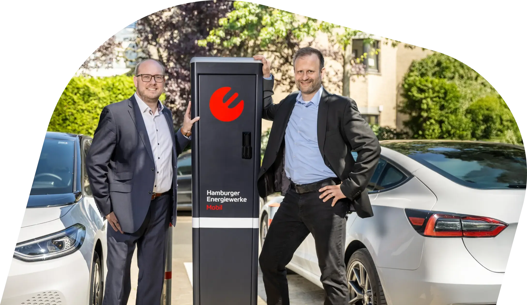 Mitarbeiter in Warnweste steht auf einer Baustelle mit aufgerissenem Gehweg und Absperrungen vor Wohngebäuden, darüber der Text „Gemeinsam die Zukunft der Mobilität gestalten“ und ein Button „Video starten“.